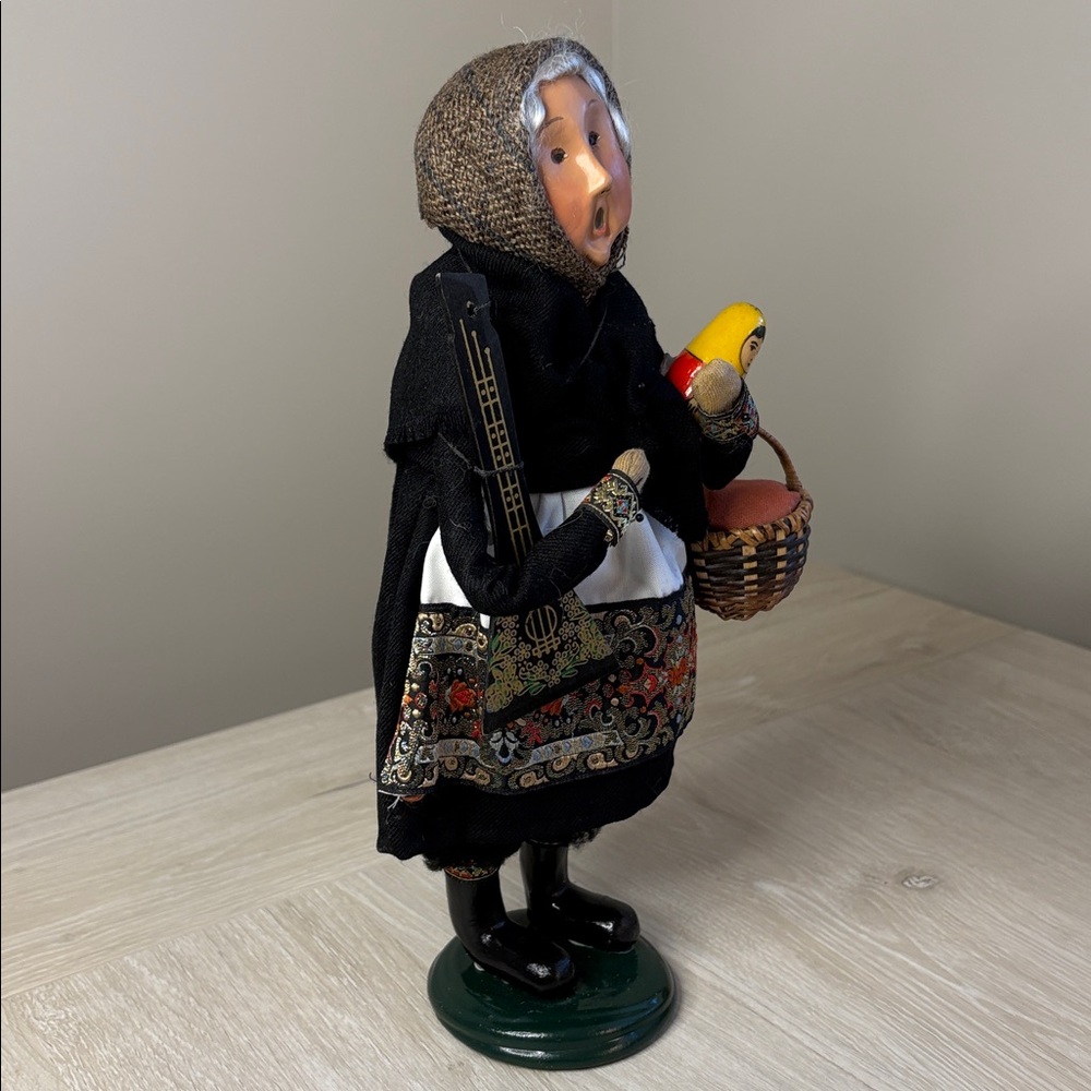Byers Choice Carolers Babouska Russian Christmas Legend w/Balalaika/Nesting Doll - Picture 6 of 10